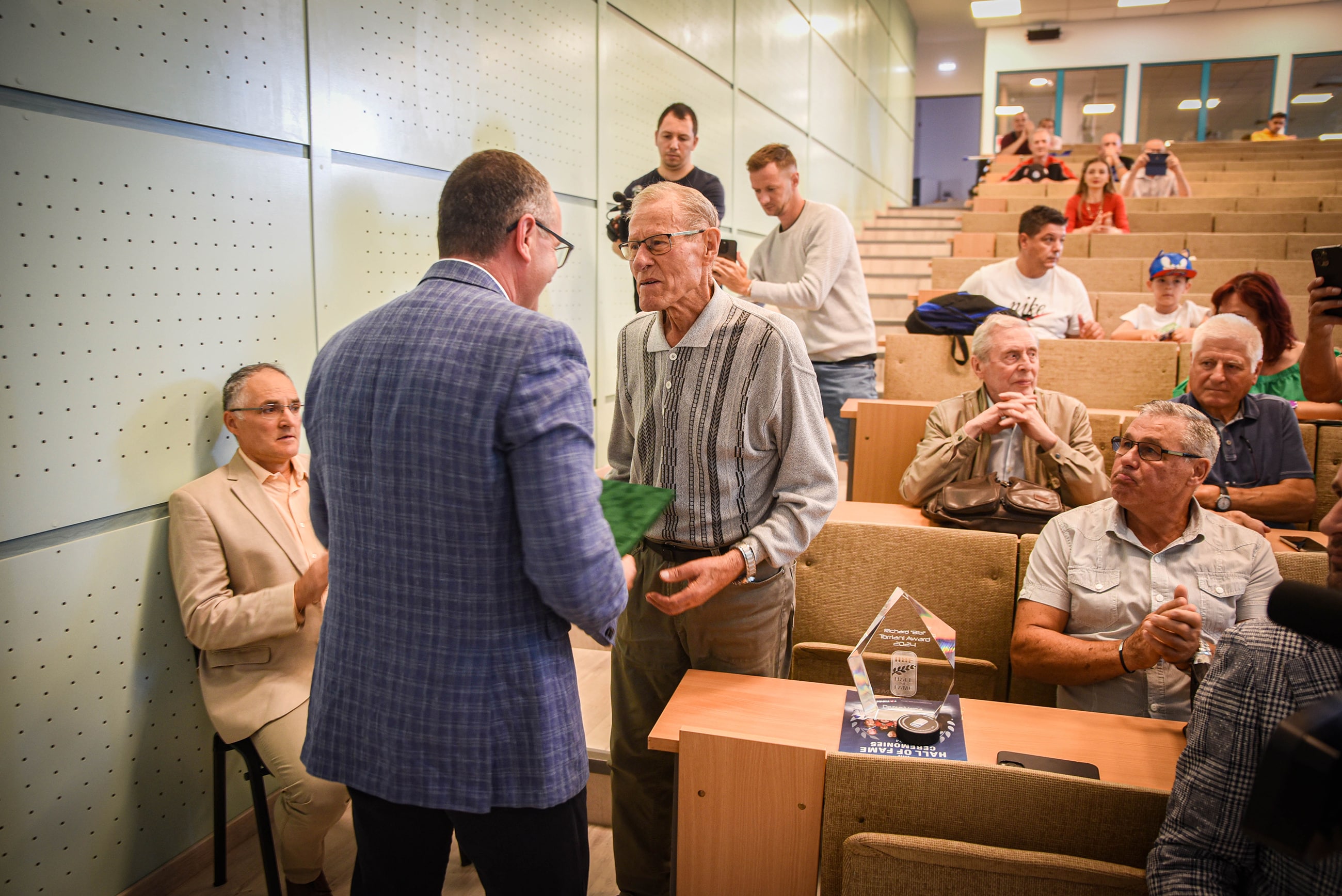 Két díjat is átvett Varga Dezső Két díjat is átvett Varga Dezső